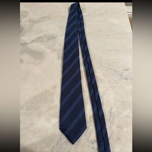 Men’s Tom ford black and blue tie.